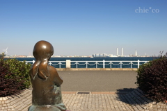 赤い靴をはいてた女の子像。。