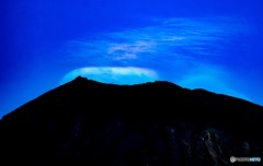 富士山頂に掛かる彩雲