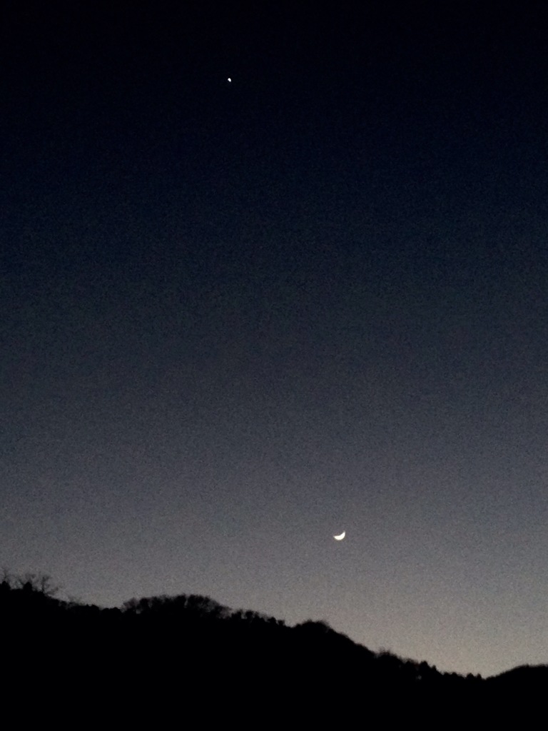 宵の明星と月