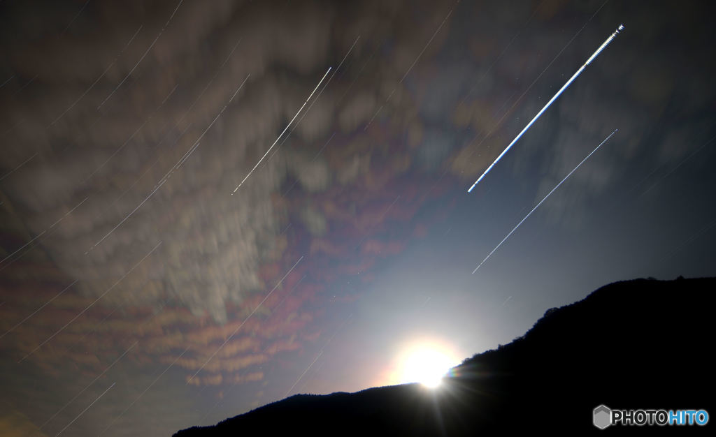 星々を飲み込む満月
