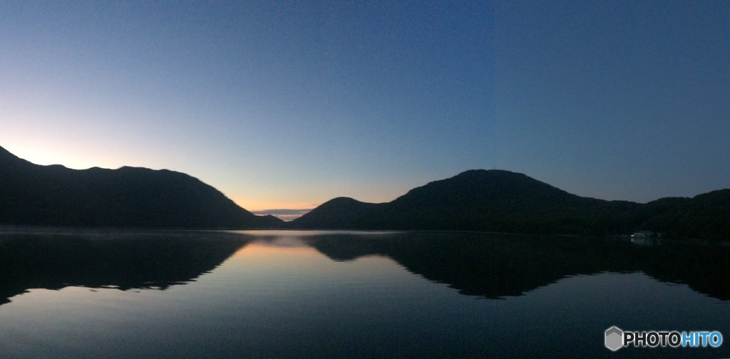夜明けの赤城山大沼