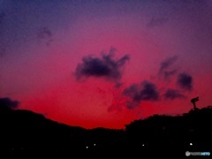 不気味に燃える空