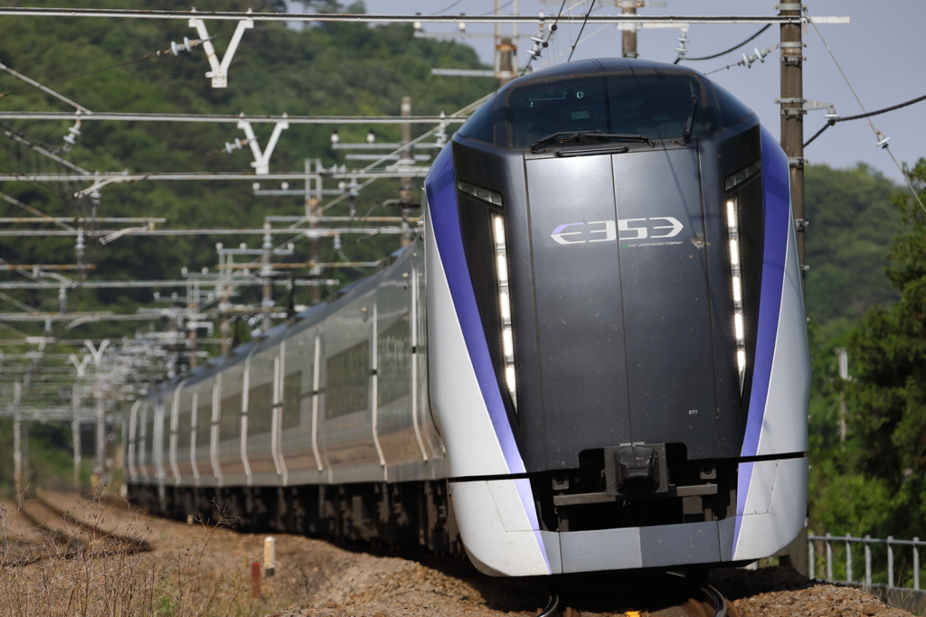 E353