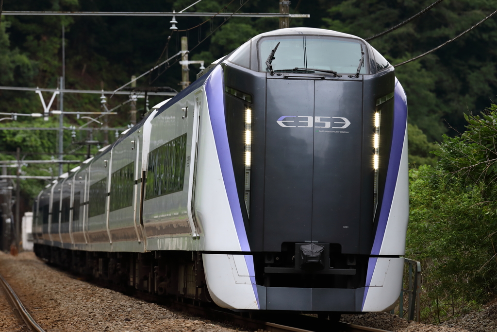 E353