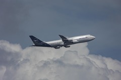 B748