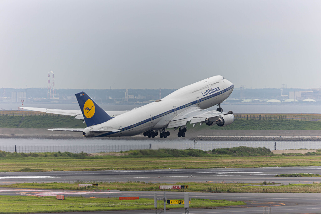 B747