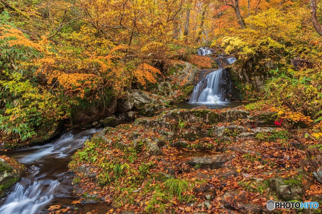 秋深まる渓流