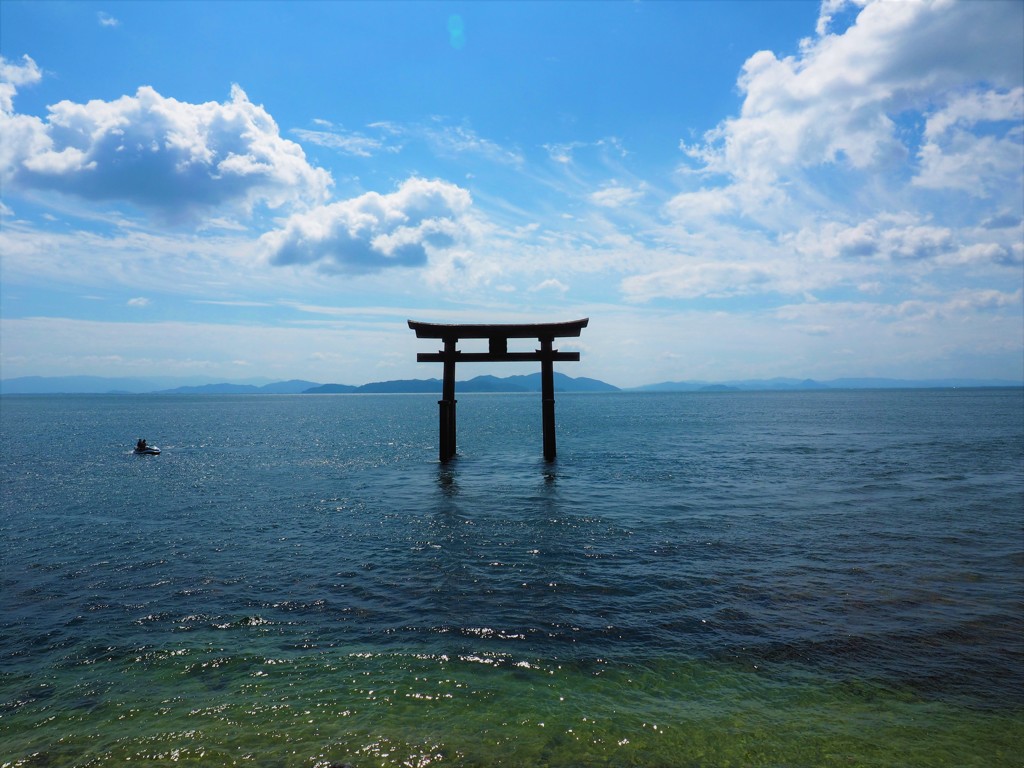 湖水の鳥居