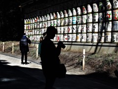 清酒の樽の前で写真確認