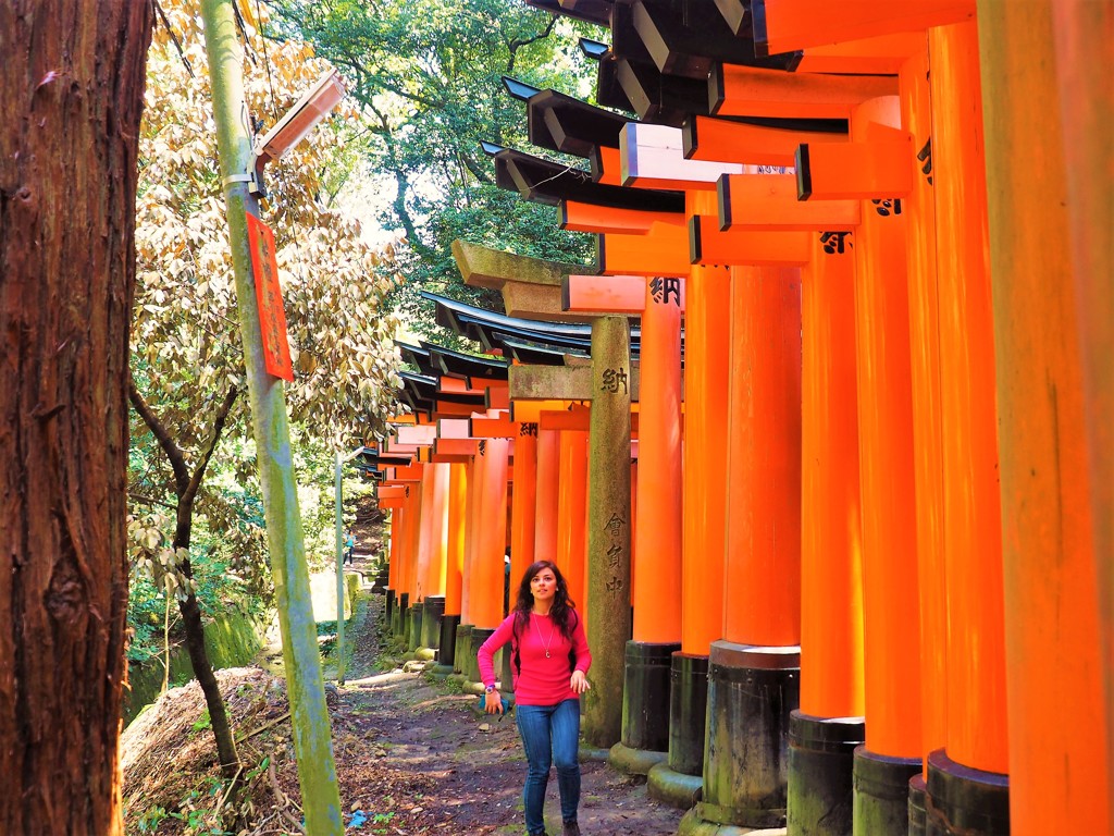 鳥居と外国の女性旅行者