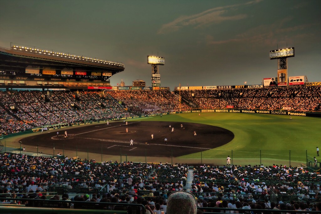 ナイターに火が入る赤の『甲子園』