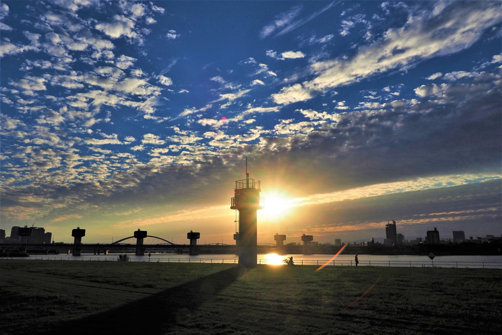 秋の空を背景にした日時計