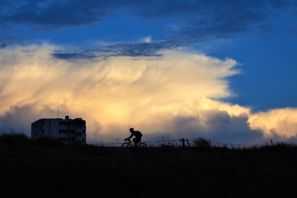 雲と自転車