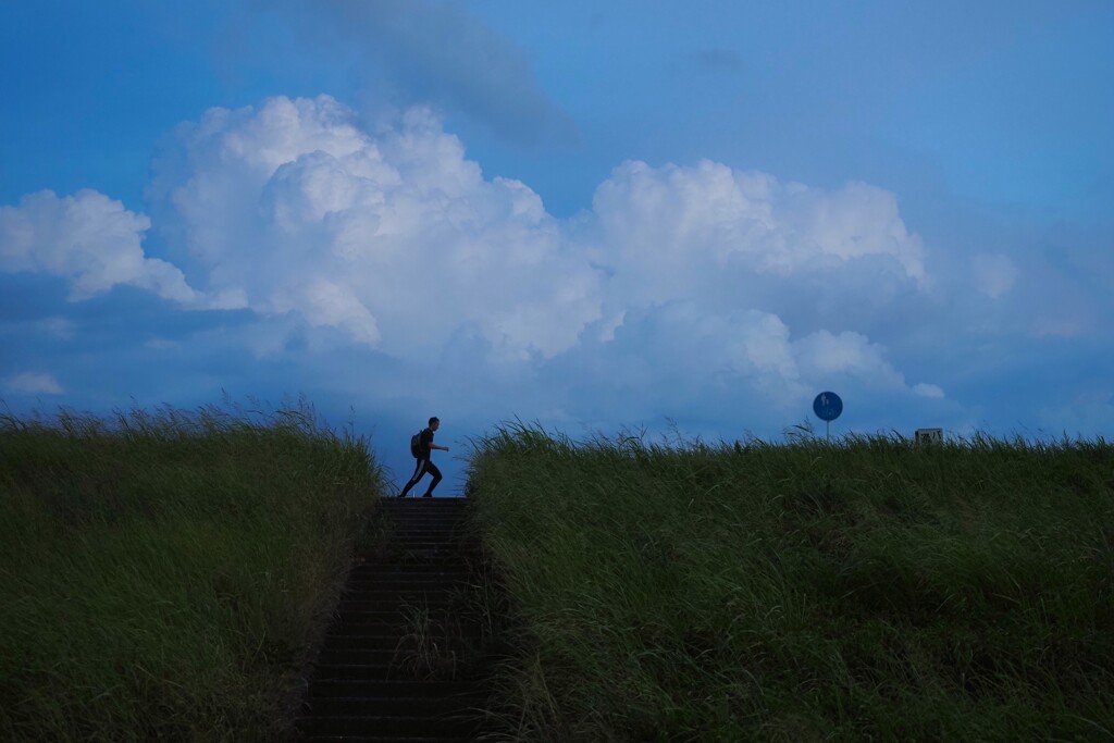 夏雲  進む