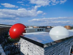 大屋根リングと紅白の玉