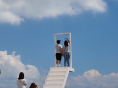 夏の雲と階段