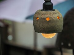 オレンジに光る陶器カバーのライト