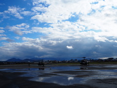 雨上がりの空　と　ヘリコプター