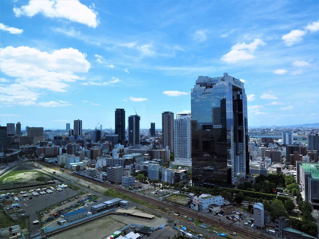空と街を映す　スカイビル