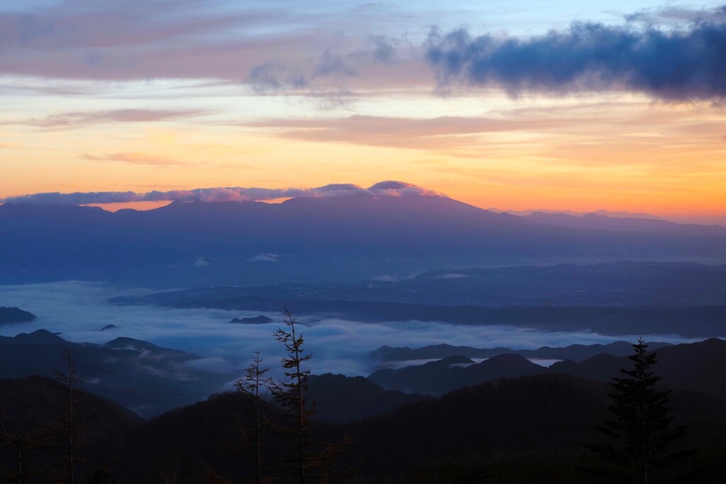 雲海「山頂に朝日」