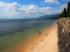 琵琶湖と少年