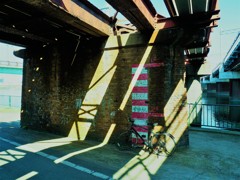 光と影　煉瓦と自転車