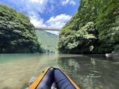 I涼　夏の渓谷　浮かぶ
