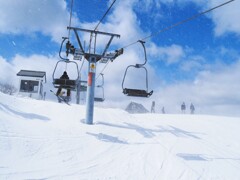 突風に『舞い上がる雪』