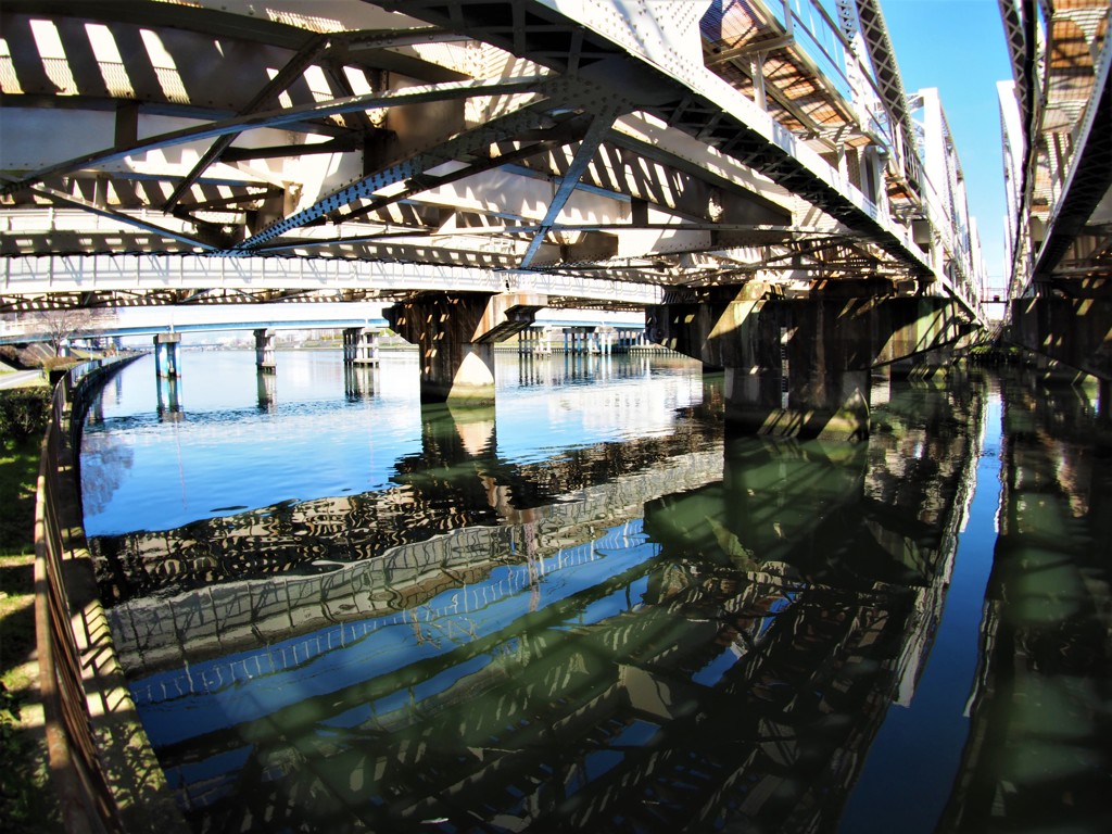 放射　ブルー　グリーン　ホワイト　鉄橋