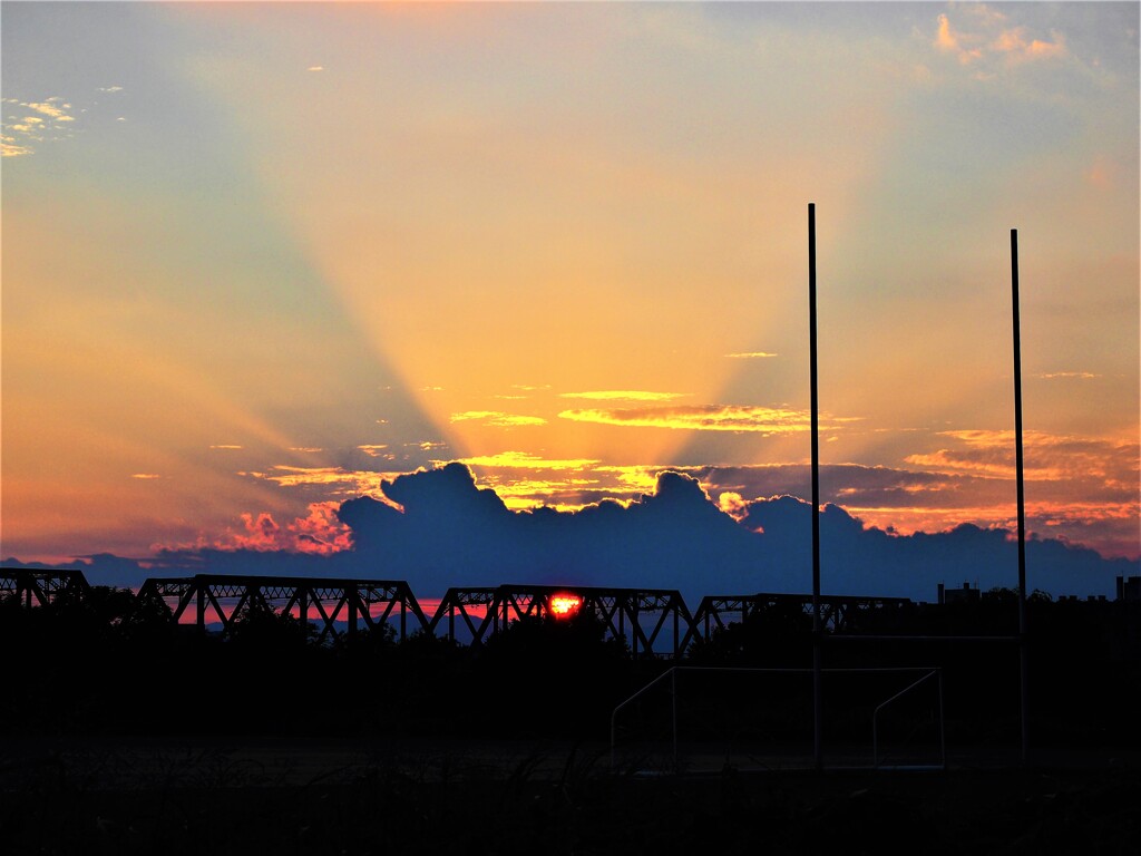 夏の夕日と影