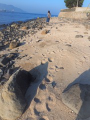 砂浜の足跡（娘、島に行く）