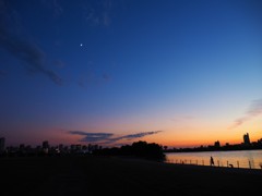 『青い空間』に三日月と人影・・　