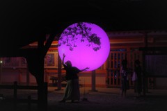 月を抱える　紫