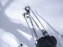 『新雪』に立つ影