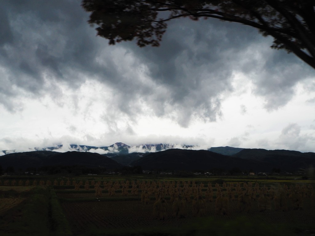 山と立ち上がる雲