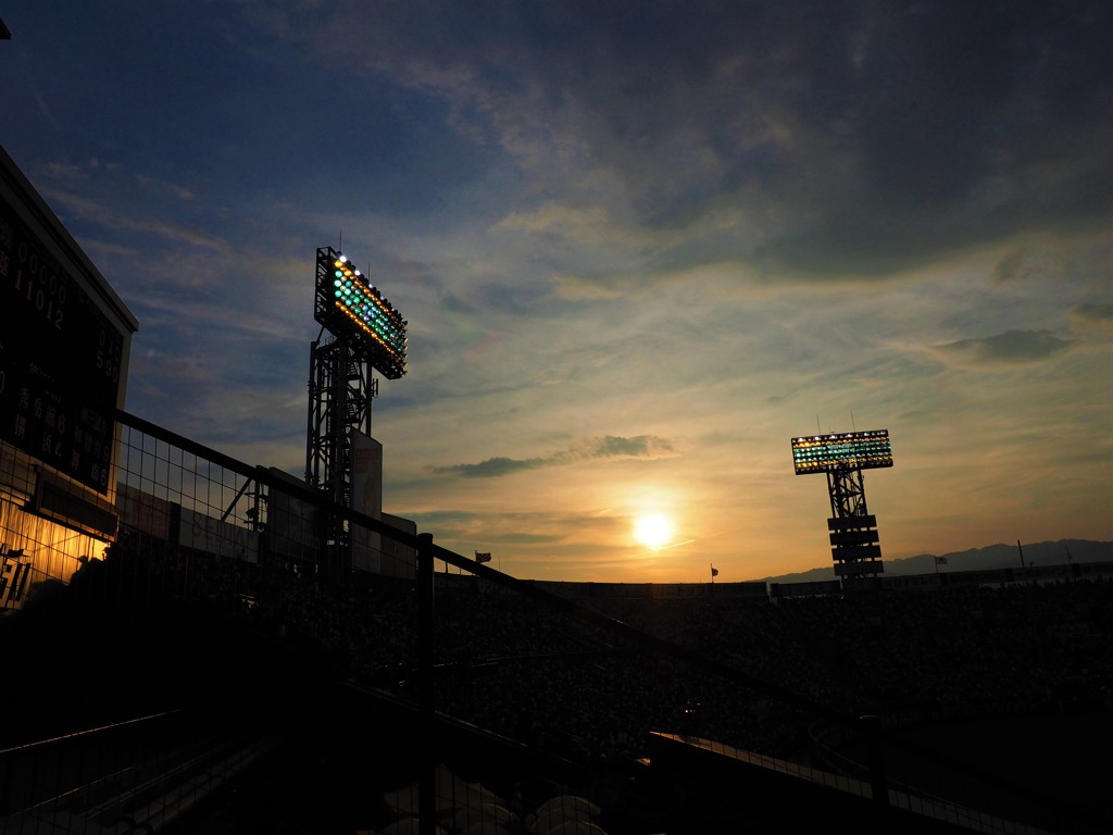 甲子園　照明点灯と夕日