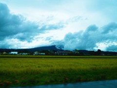 山と雲と田んぼ