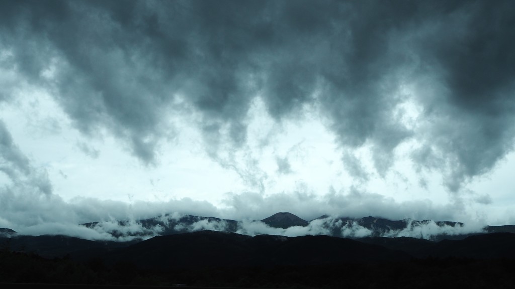 山と立ち上がる雲