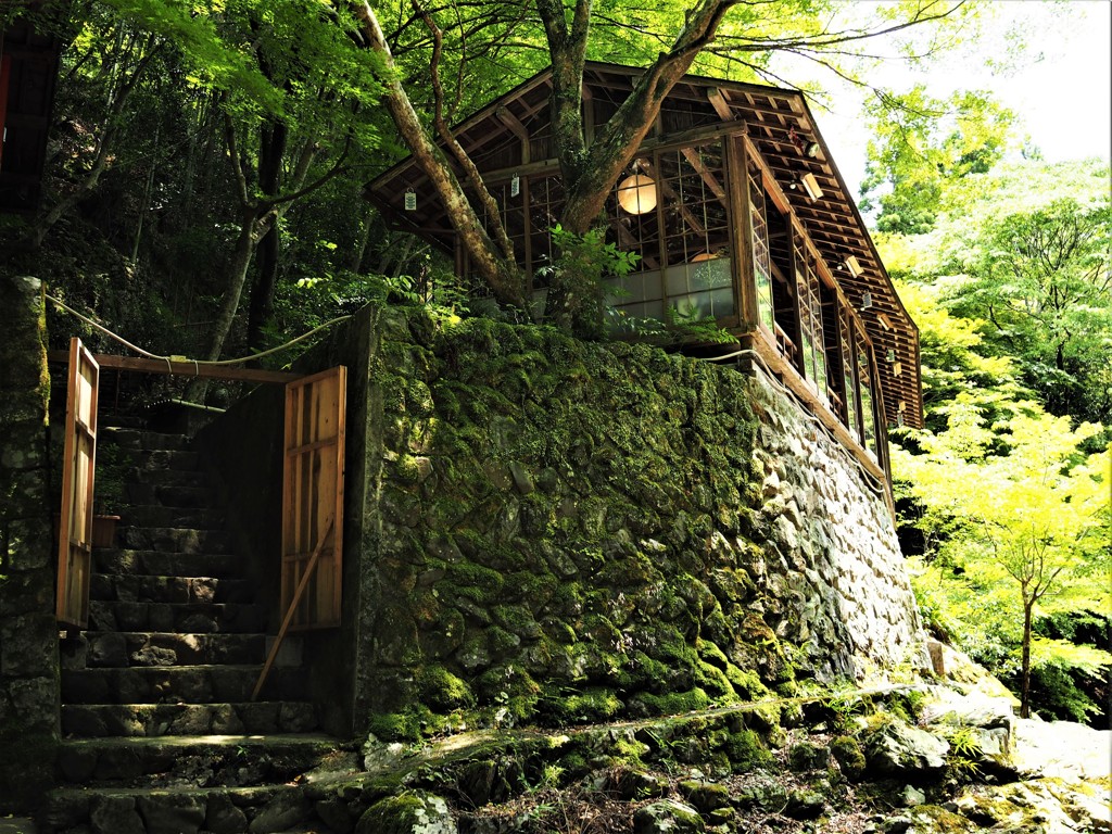 下から眺める　川を眺める瓦そば屋　