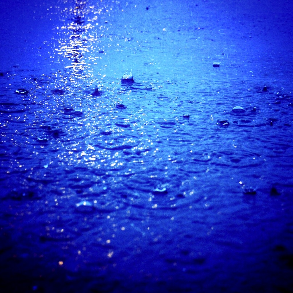 青い雨粒