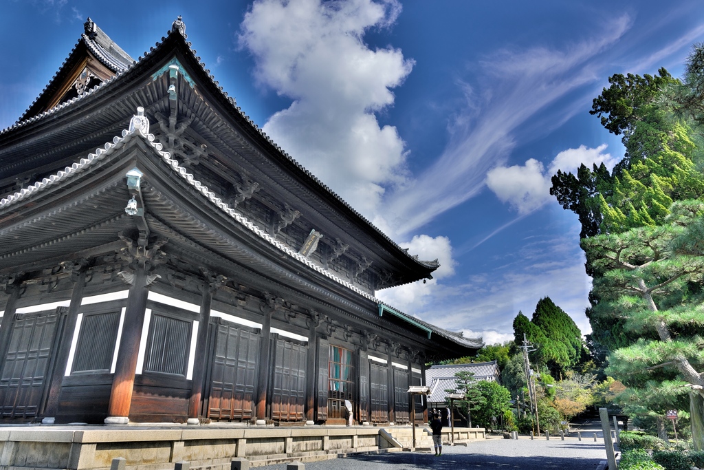 東福寺本堂と秋の空