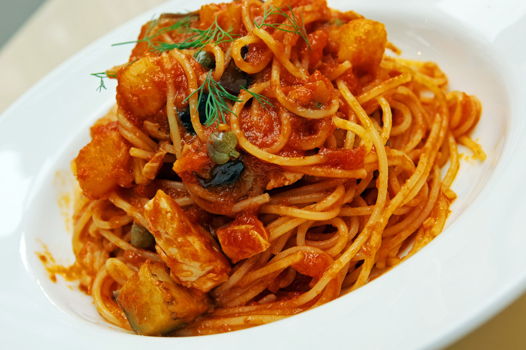 秋鮭のトマトソースパスタ