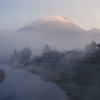 朝霧に浮かぶ由布岳