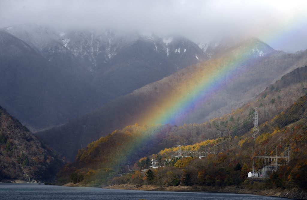 ダム湖の虹