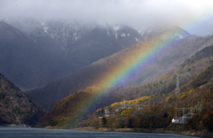 ダム湖の虹