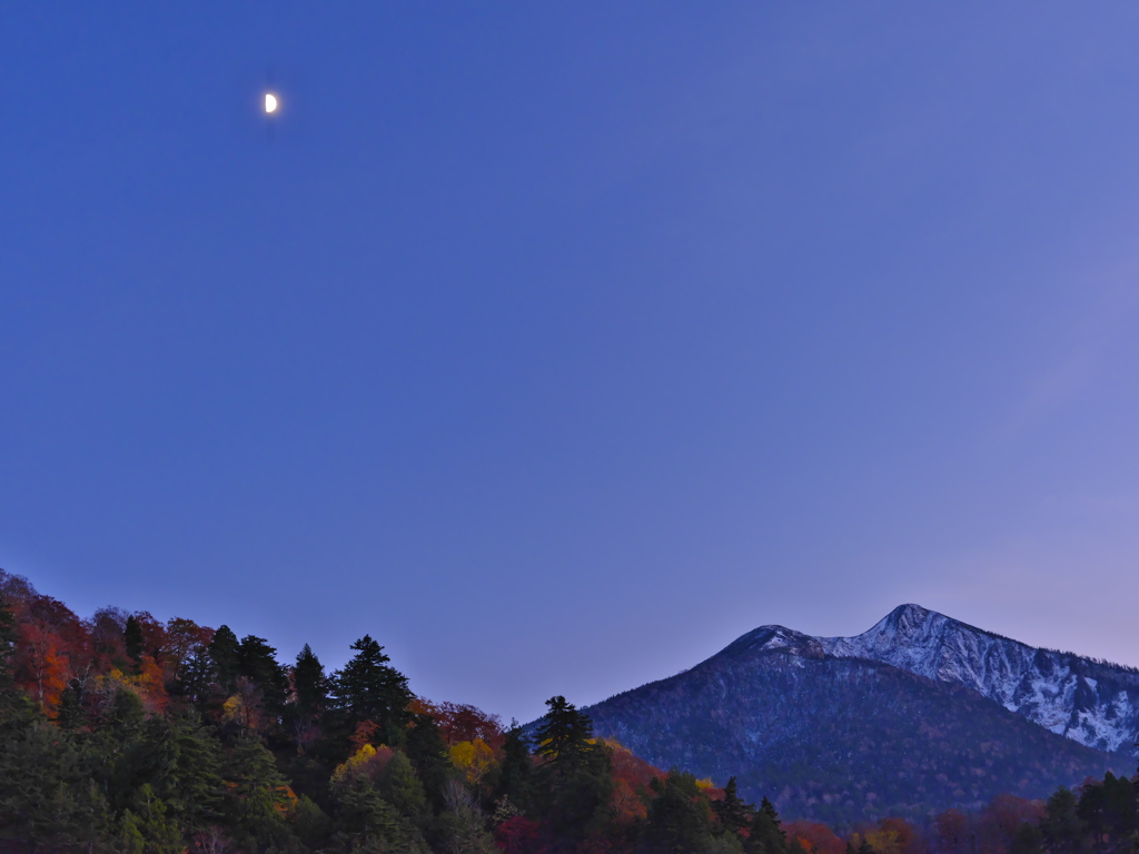 半月と山