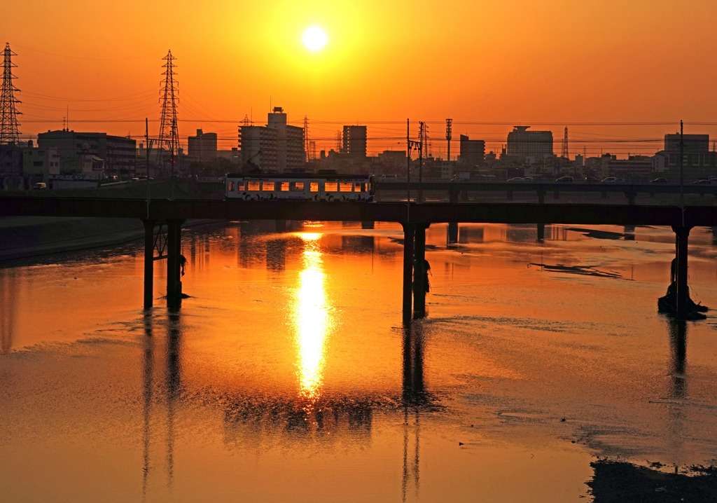 朝日に染まる大和川