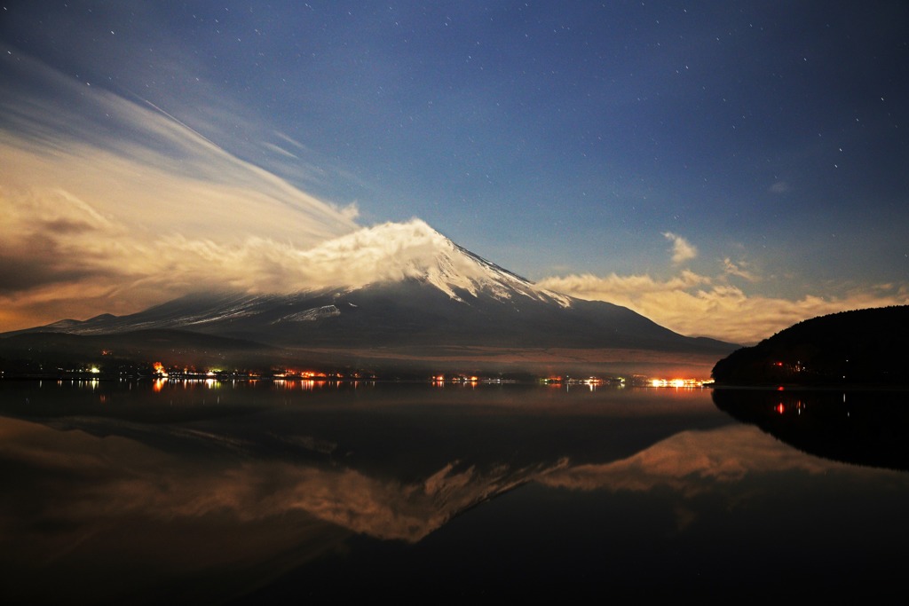 月光に映し出される富士山