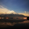 月光に映し出される富士山