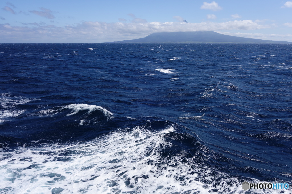 紺碧の海と利尻富士
